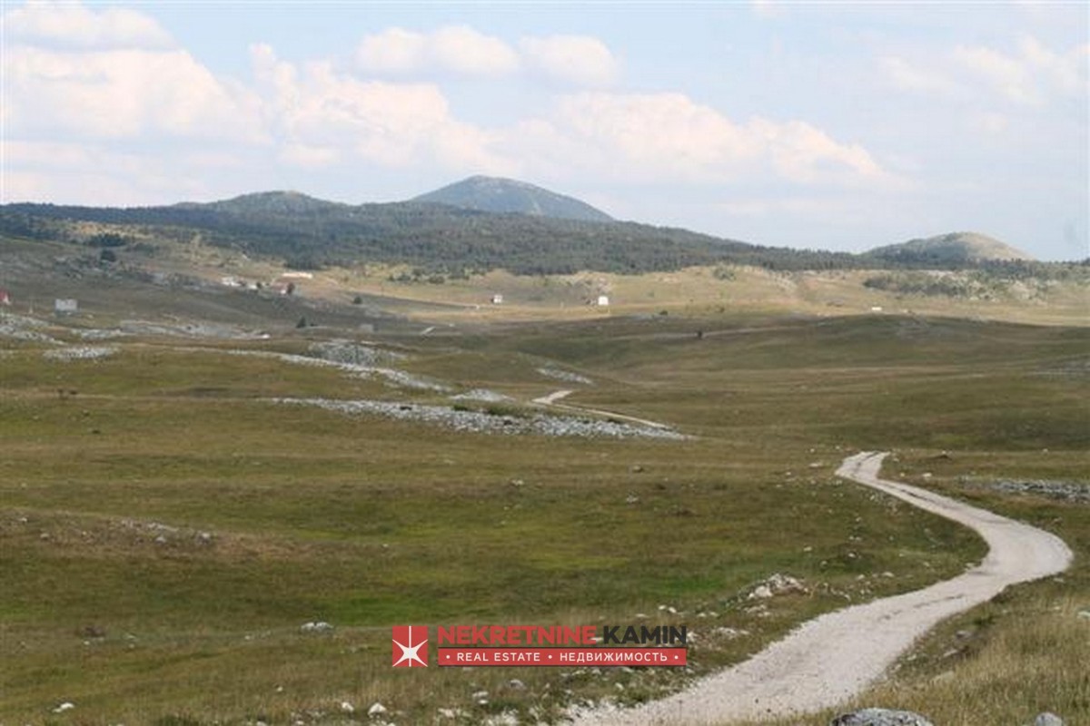 Ravan plac na 5km od centra Žabljaka